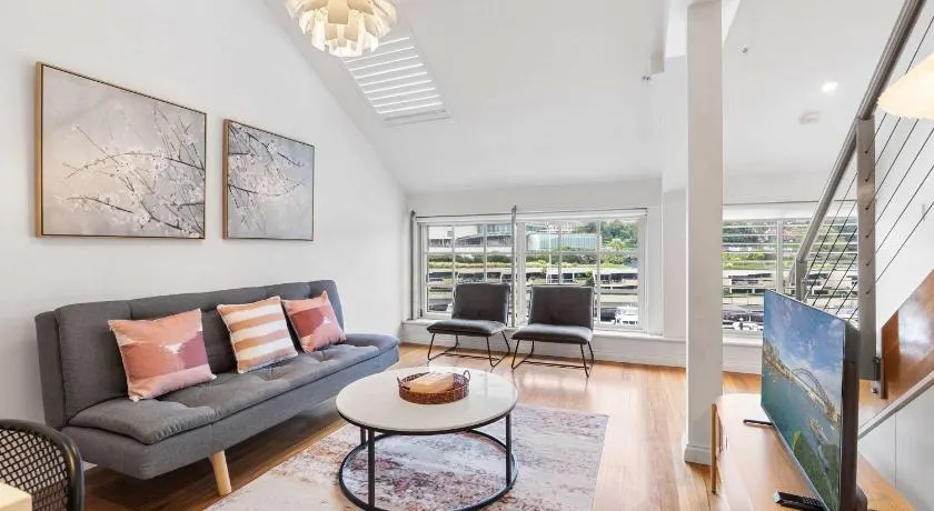 Loft-Style Waterfront Apartment - Image 1