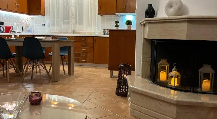 Olive Gem 2-Bed Apt Sleeps 4 with Fireplace - Image 1