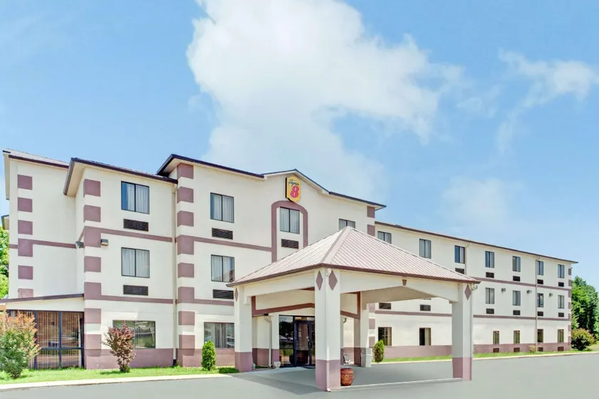 Super 8 by Wyndham Jackson/Ridgeland - Image 1