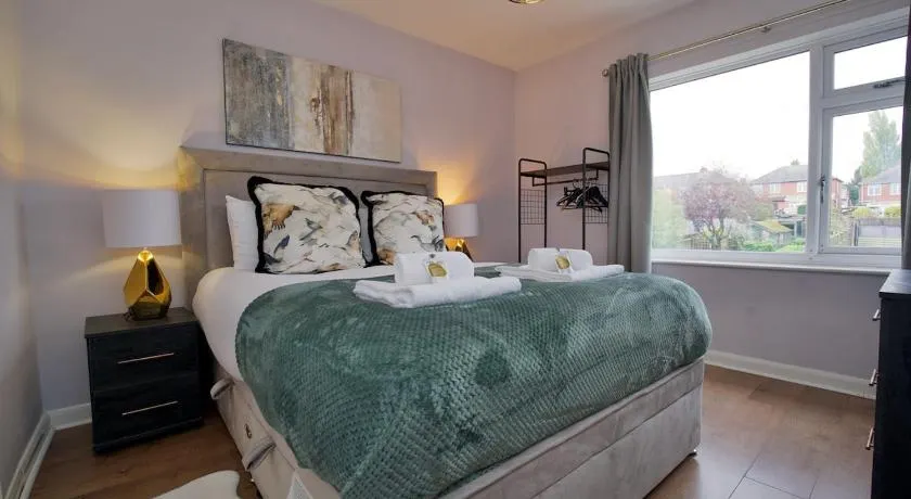 London Road Villa - Free Netflix, Private Parking, WiFi & Private Garden - Image 1