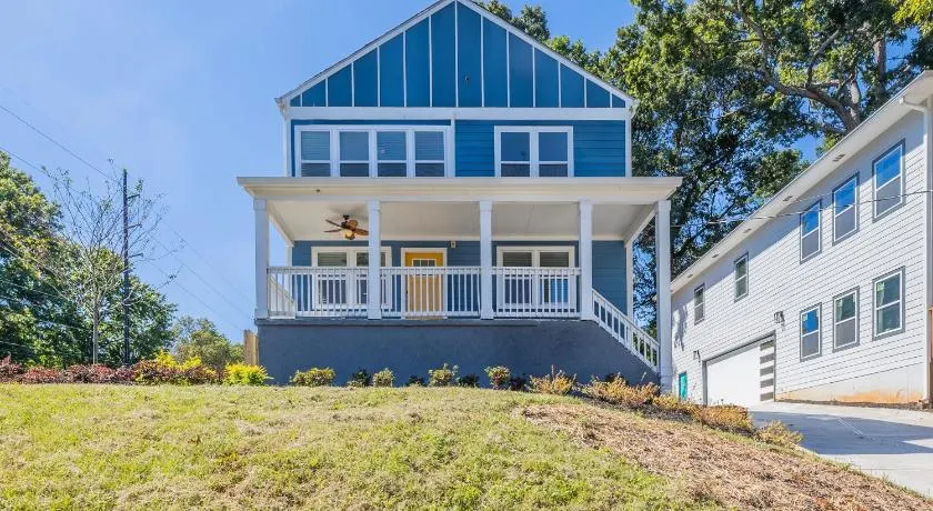 Large Modern Home Centrally located With Hot Tub - Image 1