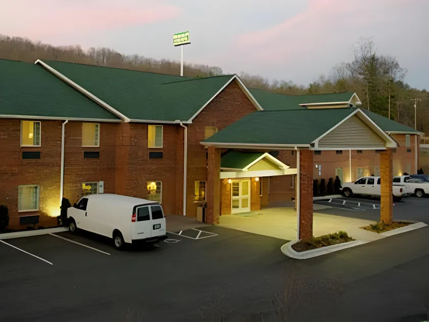 Mountain Inn & Suites Airport - Hendersonville - Image 1