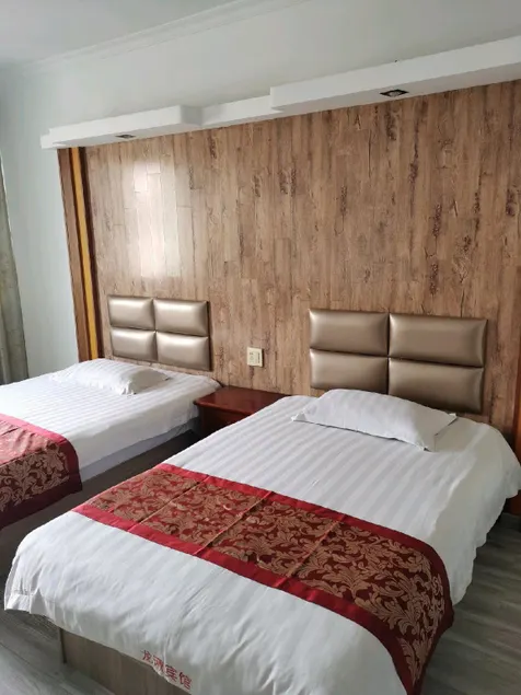 Longqiu Hotel - Image 1