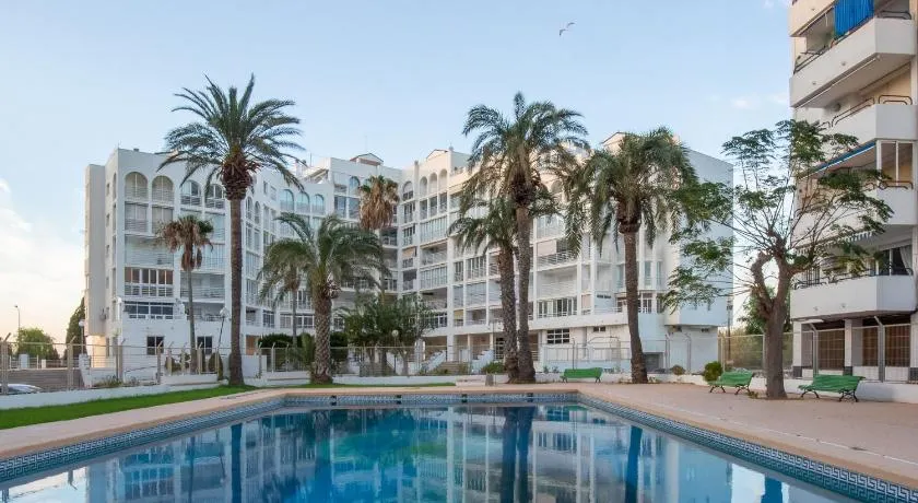 Apartamento en complejo residencial con piscina y garaje a 100m del mar - Image 1