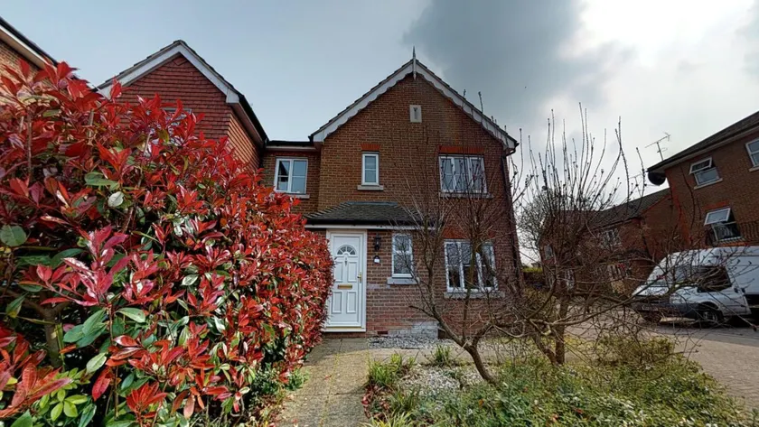 Oaklands A lovely 3 bed house 5 minutes walk away from Hatfield Town Centre - Image 1