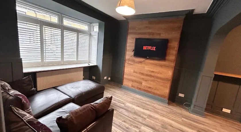 Beautiful 4 bedroom property with 5G WI-FI and smart tv - Image 1