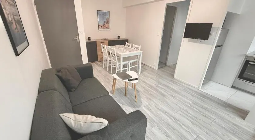 2 Bedrooms Seaside, Wifi & Linen, Equipped Kitchen - Image 1