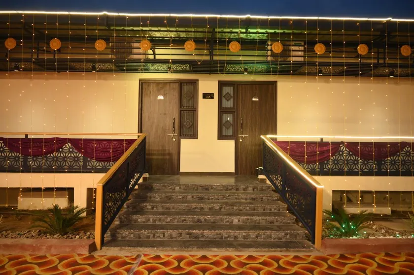 Vistara Courtyard - Image 1