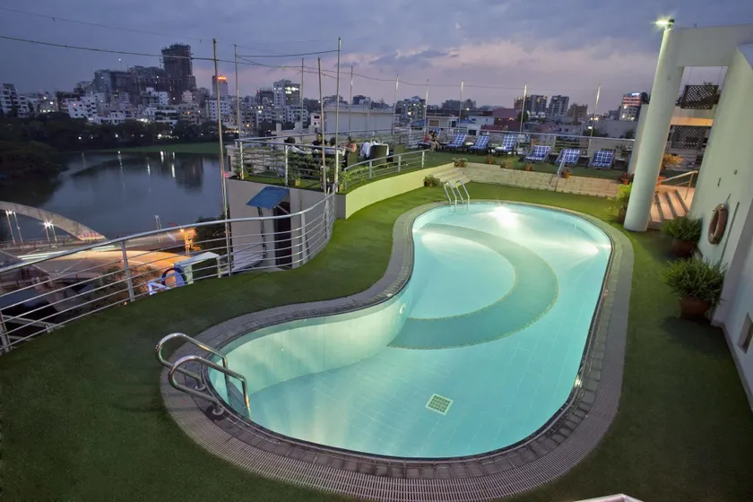 Lakeshore Hotel & Apartments - Image 1