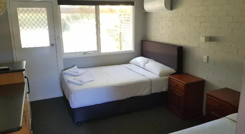 Bateau Bay Hotel - Image 1