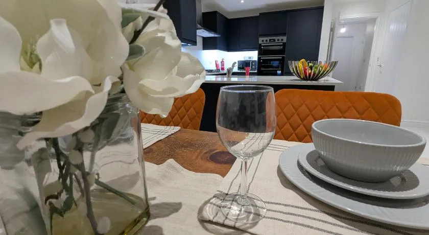 Large 4 Bed Hse, Sleeps 7, 3 BTH, Drive PRKG-4 Cars, M4-A329, Shinfield Studios, 10mins, Reading, Ascot & Legoland 20mins, Film Crew, Contractor & Family Friendly - Image 1
