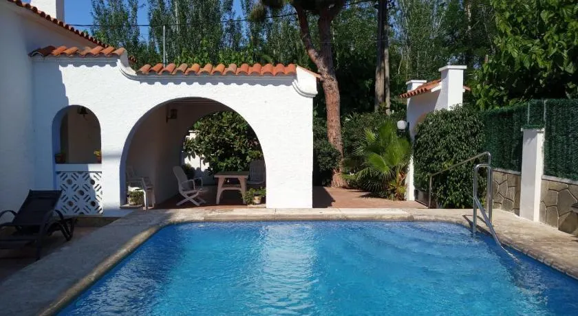 R94 Chalet con piscina privada 20m de la playa Calafell - Image 1