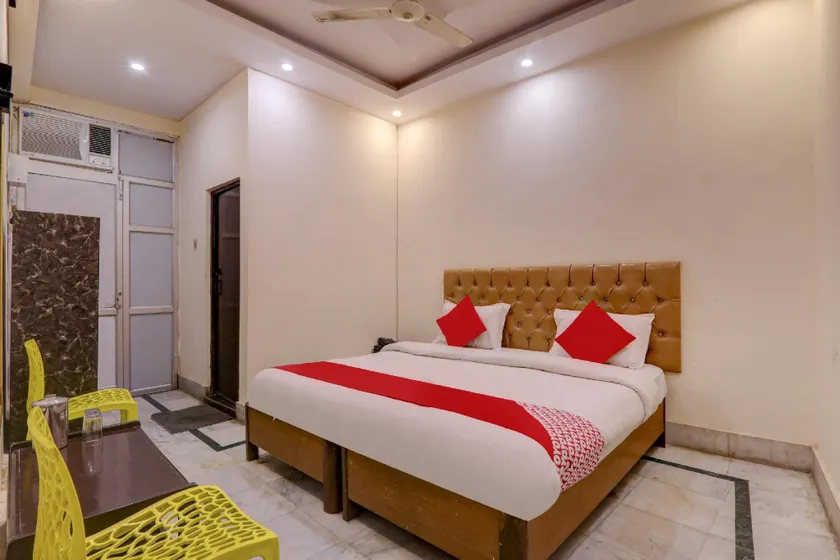 Hotel O Moon Palace Near Sahara Ganj Mall - Image 1