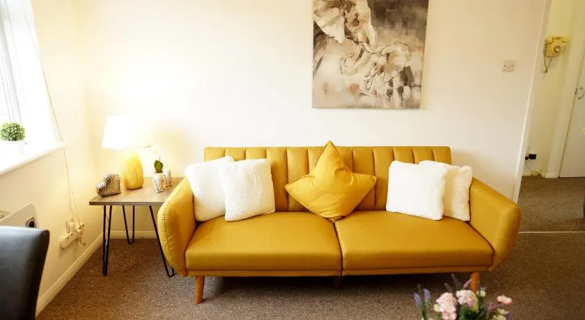 10BH Dreams Unlimited- Budget Heathrow Long stay Apartment with FREE PARKING - Image 1
