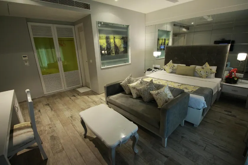 Hotel Emerald - Image 1