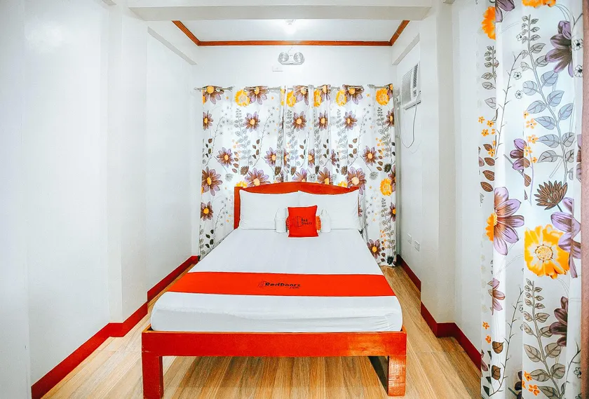 RedDoorz at S and L Apartelle Daraga Albay - Image 1