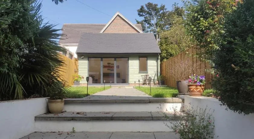 Guest House at 160 London Road - Image 1