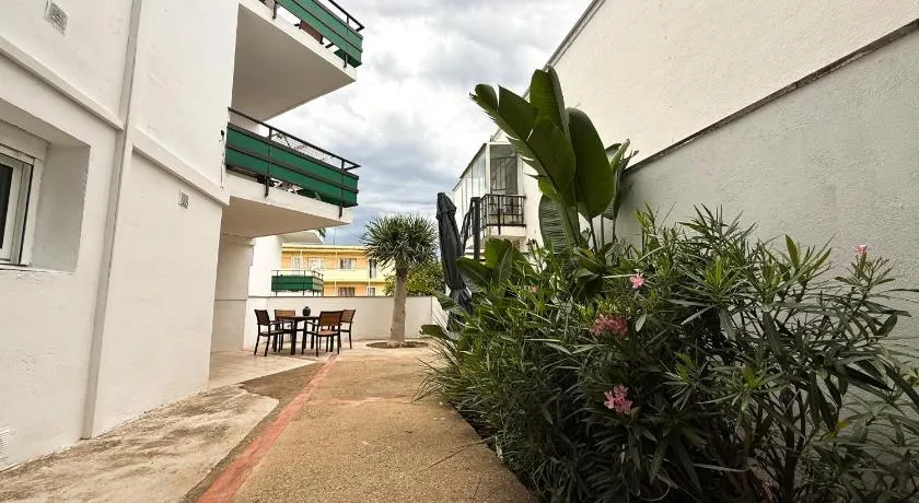 103 - Beachside Renovated 1BR apt w private garden - Image 1