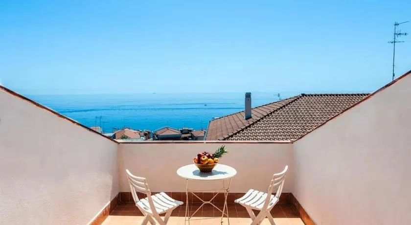 Spacious Apartment with Sea View in Aci Castello - Image 1