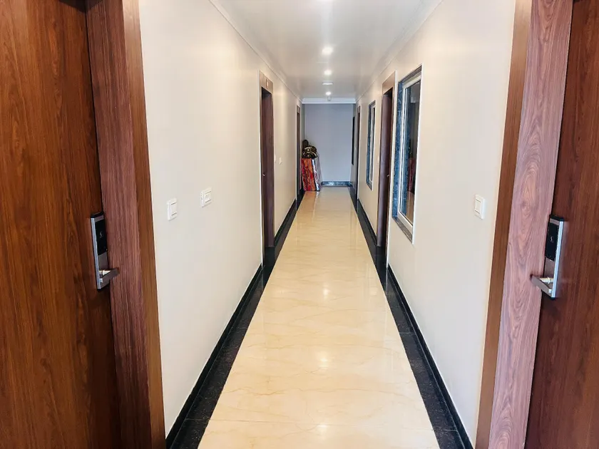 Hotel Dhanraj Inn - Image 1