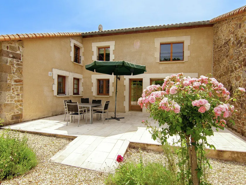 Spacious cottage suitable for disabled on an estate with a heated pool - Image 1