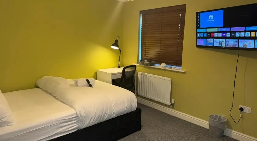 Ipswich Contractor & Holiday Stay - Parking x4 - Smart Access - Image 1