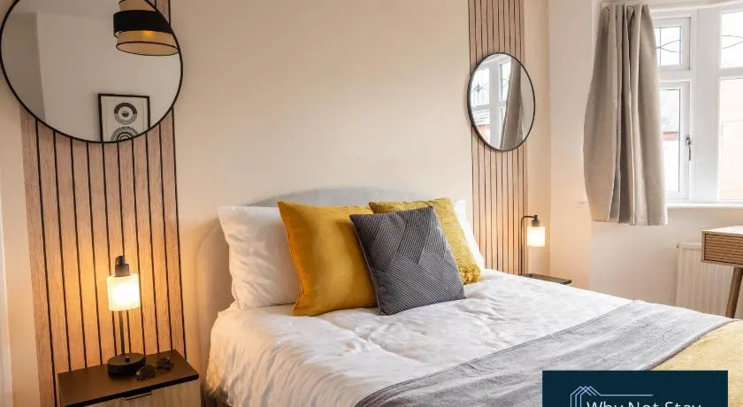 Stylish 5 bed home in Beeston - Image 1