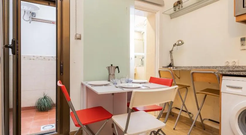 ApartEasy - Central Barcelona Studio Apartment - Image 1