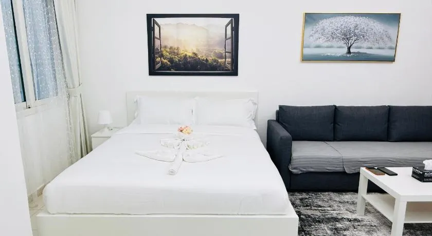 Q04 Luxury studio with balcony near bus stop - Image 1