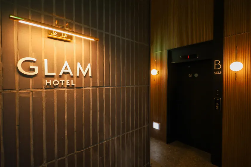 Glam Hotel - Image 1