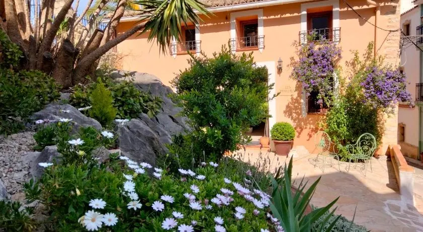 Les Penyetes Boutique Bed and Breakfast - Image 1