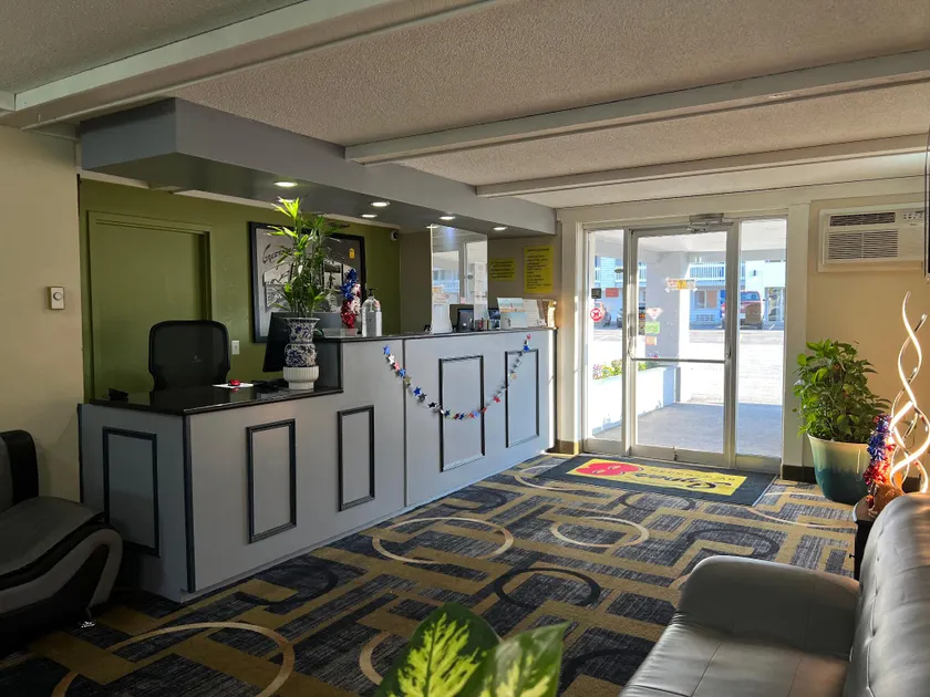 Super 8 by Wyndham Bangor - Image 1