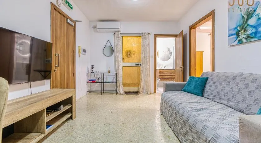 Fully Equipped 1 Bedroom Apartment in Bugibba Prime Location - Image 1