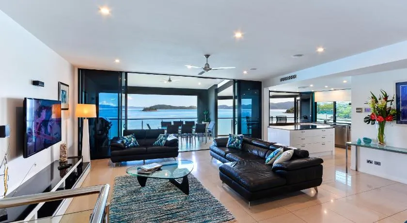 Edge 11 & Free Buggy - Hamilton Island - Image 1