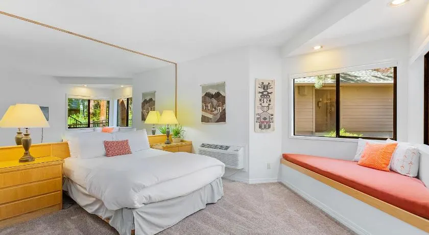 Alpine Studio at Mount Bachelor Village Resort with Pool and Hot Tub - Image 1