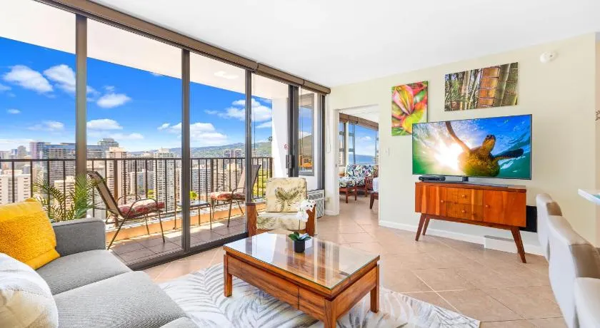 High-floor condo with beach access & skyline views - Image 1