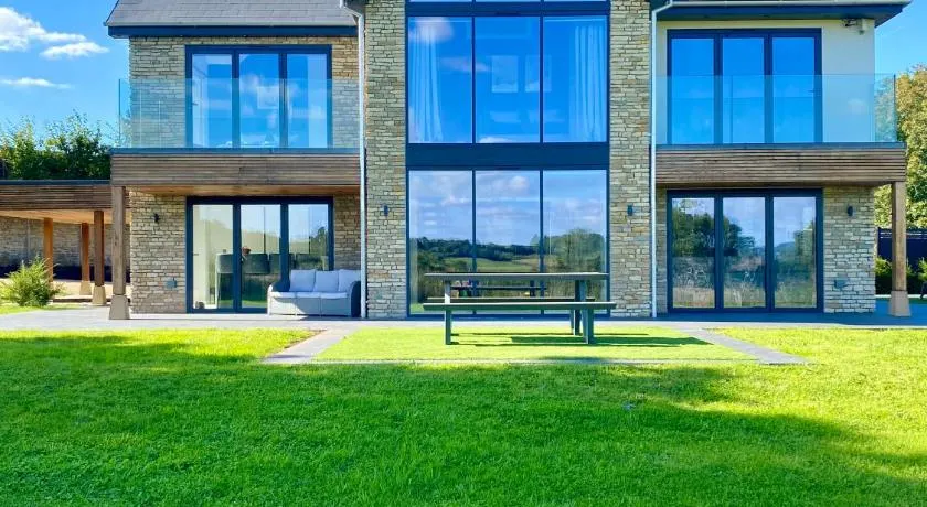 Stunning modern home set in beautiful grounds. - Image 1