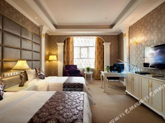 Royal Hotel - Image 1