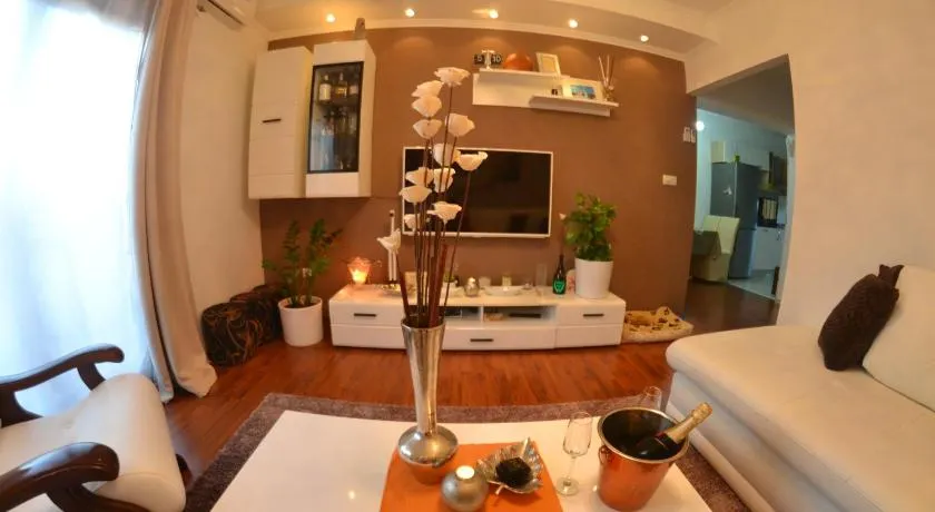 Apartment Beg - Image 1
