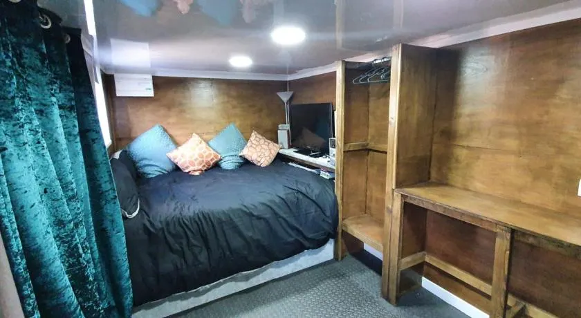Adorable private suite with free street parking - Image 1