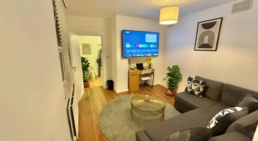 Hammersmith One-Bedroom Garden Apartment - Image 1