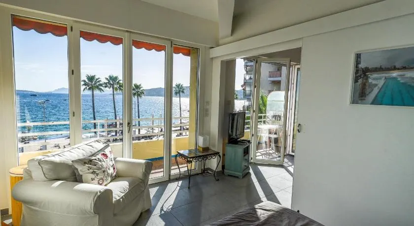 Charmant studio adapté aux familles avec terrasse | Vue mer | À côté de la plage | Parfait pour le travail à distance - Image 1