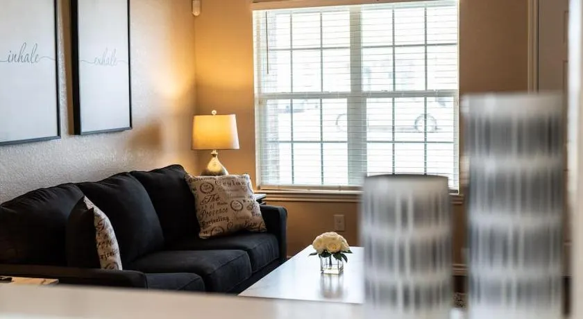 Bright & spacious 3 bedroom home Amazing location - Image 1
