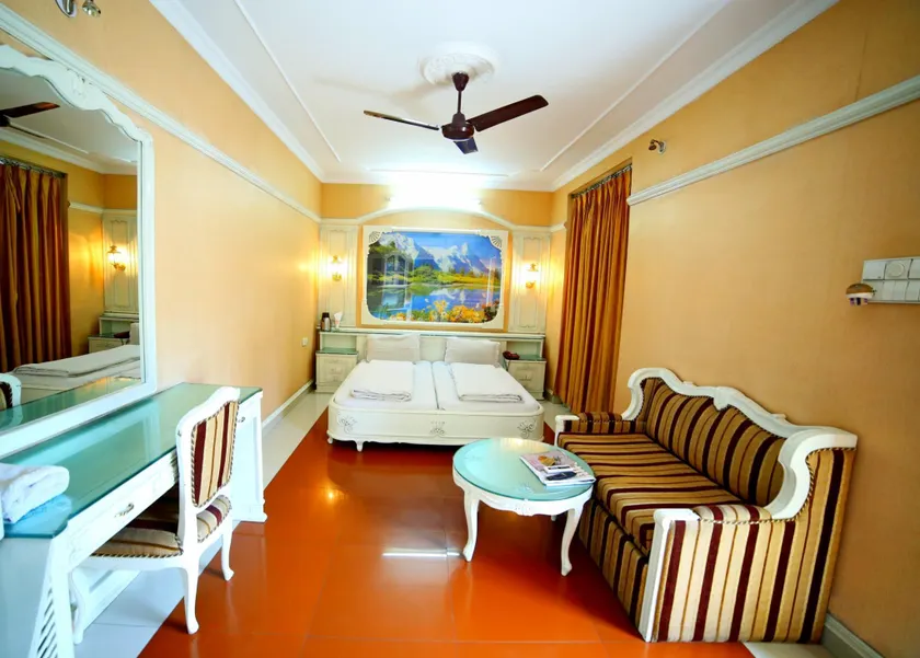 Hotel Naveen - Image 1