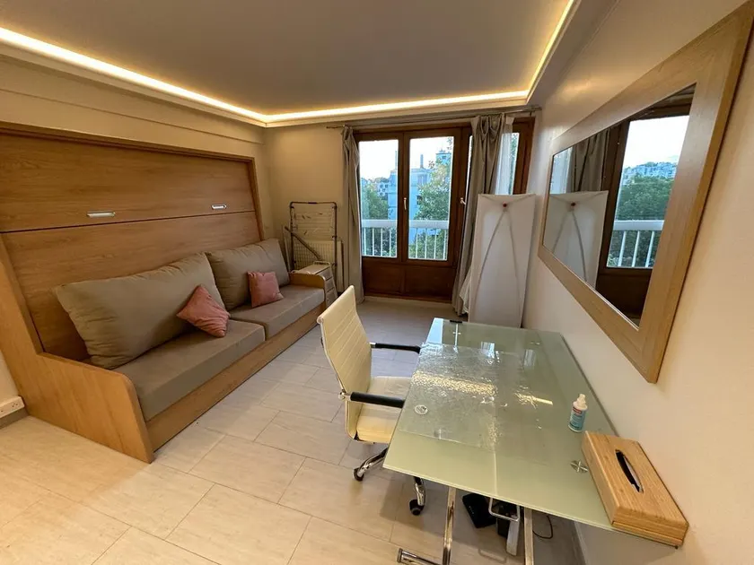 Studio à proximité immédiate des transports avec une terrasse - Image 1