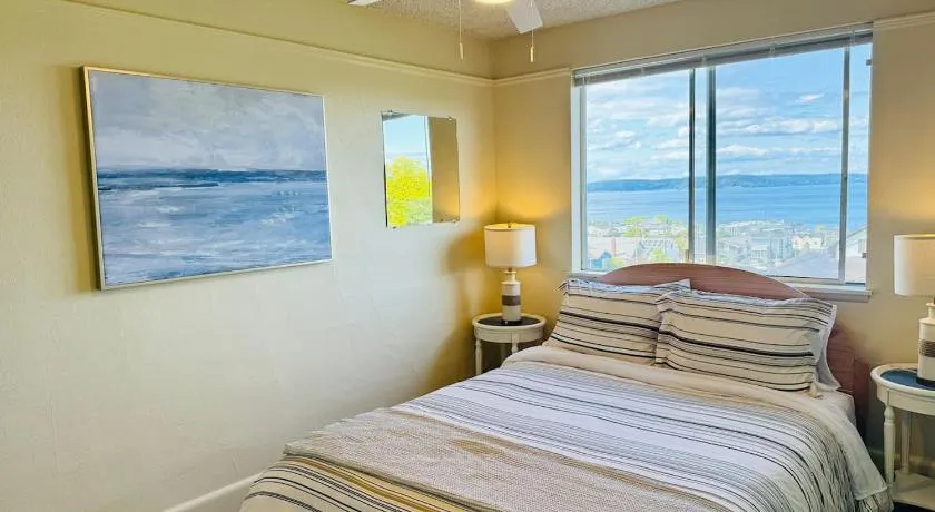 Bos Cozy Victorian Top Floor Duplex Unit with Puget Sound views - Image 1