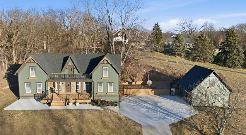 Spacious 5BR Retreat w Game Room Huge Drive & Private Setting - Image 1