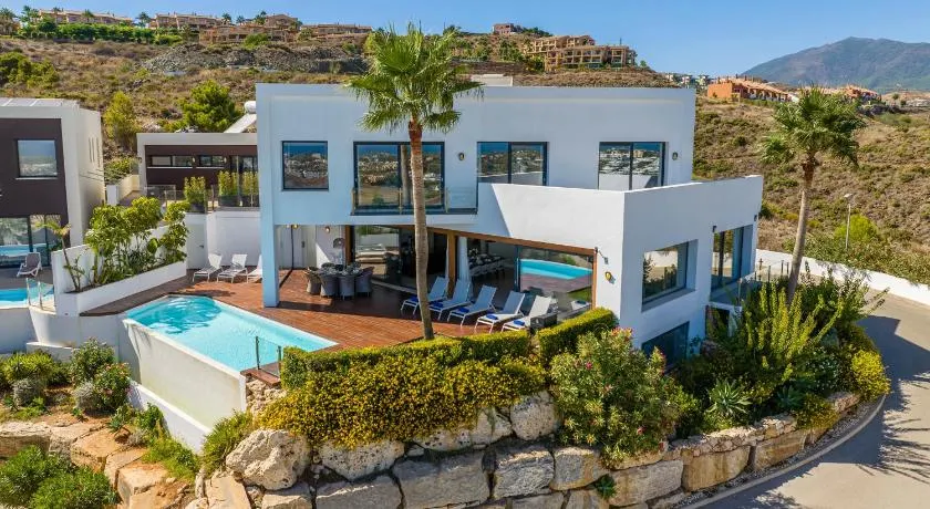 VACATION MARBELLA I Villa Paraiso The View, 6 BDR, Modern Villa, Infinity Heated Pool, Gated Community, Cinema Room, Sea View, Golf Courses - Image 1