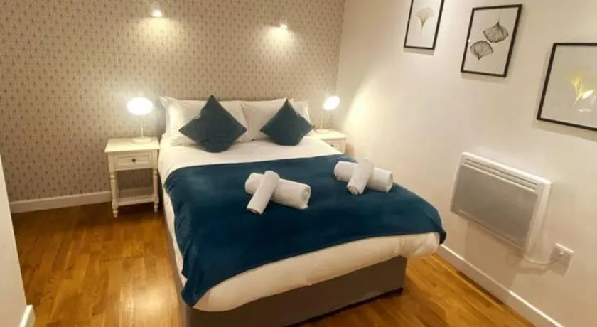 Modern Serviced 1 Bed Apartment - Sleeps 3 Near Heathrow, Thorpe Park, Windsor Castle - Staines TW18 London - Image 1