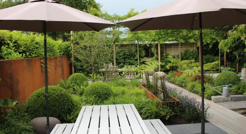 Bed and garden - Image 1